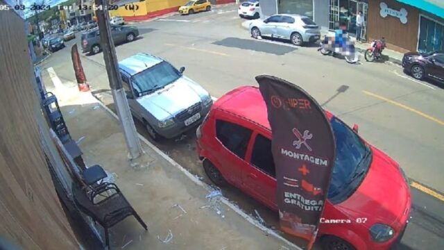 Homem fica ferido após acidente entre carro e moto em Catalão; câmera de segurança registrou a colisão