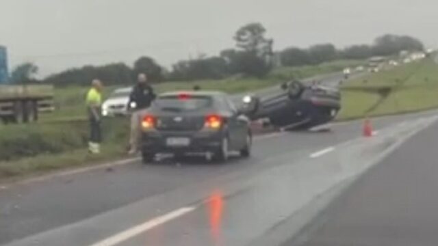 Três pessoas saem ilesas após veículo capotar na BR-050, entre Uberlândia e Araguari