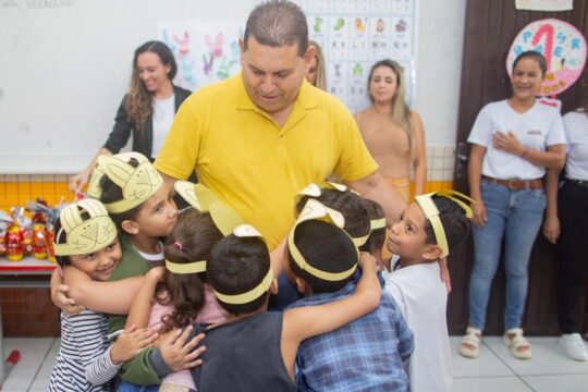 Prefeitura de Ouvidor entrega Ovos de chocolate a todos os alunos da rede municipal de ensino