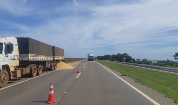 Colisão entre caminhões deixa passageira ferida na BR-050, em Campo Alegre de Goiás