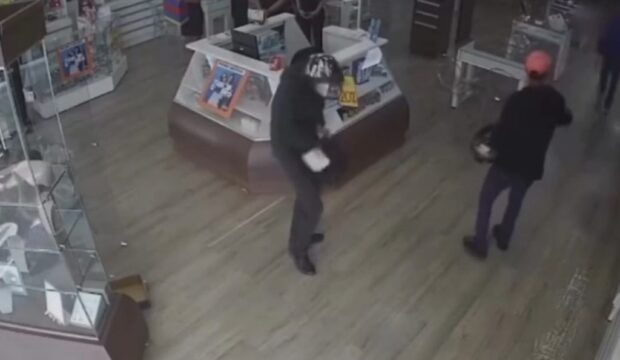VÍDEO: Câmera de monitoramento mostra exato momento em que assaltantes roubam joias de ótica, em Uberlândia