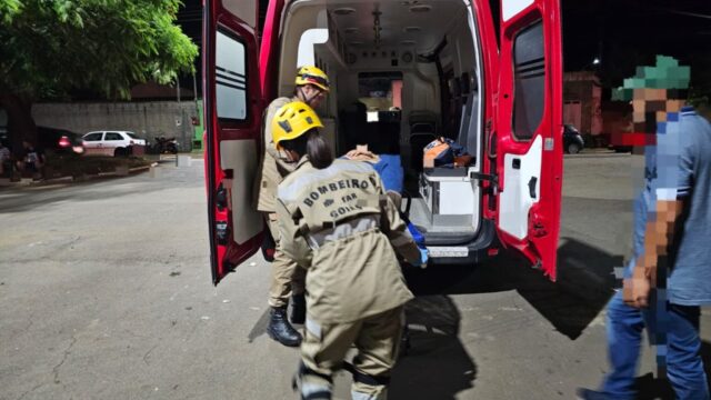 Corpo de Bombeiros resgata vítima de acidente de trânsito no Setor Universitário, em Catalão