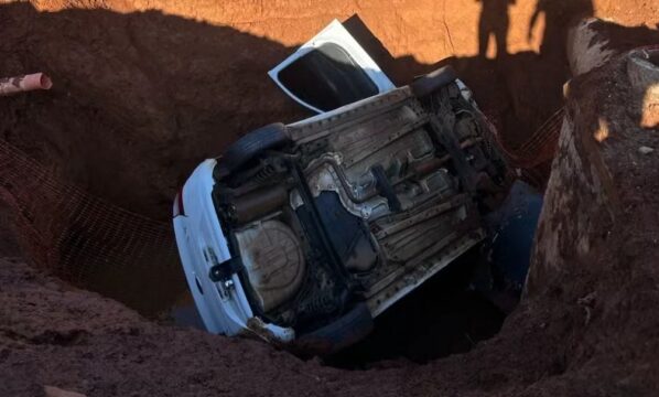 Carro cai em vala após motorista desrespeitar sinalização em Uberlândia