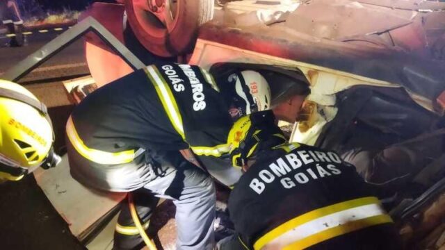 Cinco pessoas da mesma família morrem após carro bater com caminhonete em Goiatuba