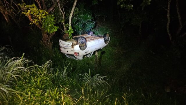 Com forte chuva, carro com três jovens capota na rodovia BR-050, em Catalão; felizmente não houve ferimentos graves