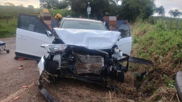 Acidente na GO-210: caminhão com problemas mecânicos colide com carro em Catalão, deixando três feridos