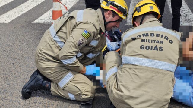 Jovem é atropelada por motociclista ao atravessar faixa de pedestres em Catalão; VÍDEO