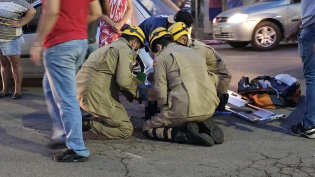 Mulher fica ferida após ser atropelada por motociclista em Catalão