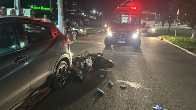 Jovem fica ferida após bater moto na traseira de veículo estacionado em Catalão
