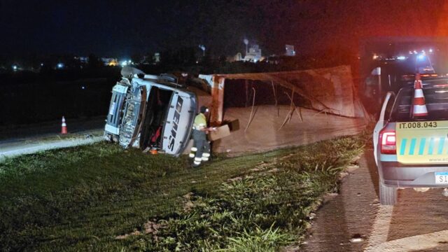 Motorista fica ferido após carreta tombar na BR-050 em Catalão