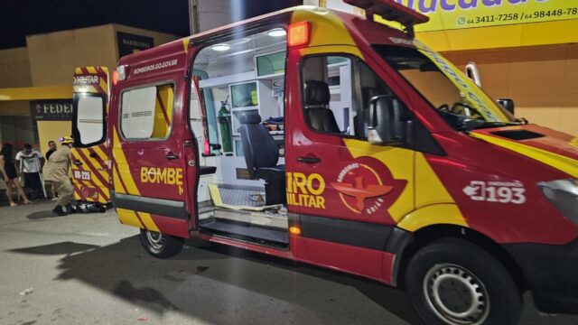 Mulher fica ferida após colidir moto em poste no bairro São João em Catalão