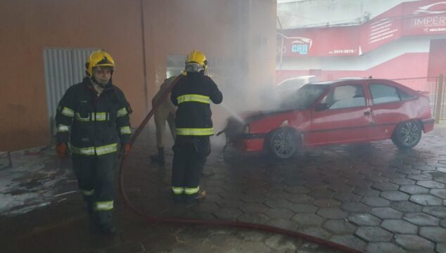 Jovem fica ferido após carro pegar fogo em Catalão