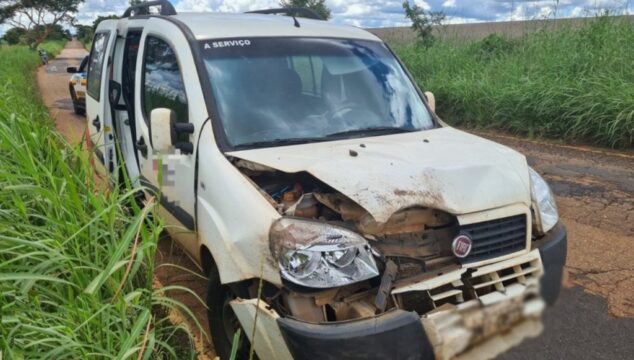 Ambulância que levava passageiros para consulta se envolve em acidente ao tentar desviar de java-porco na MG-188, em Coromandel