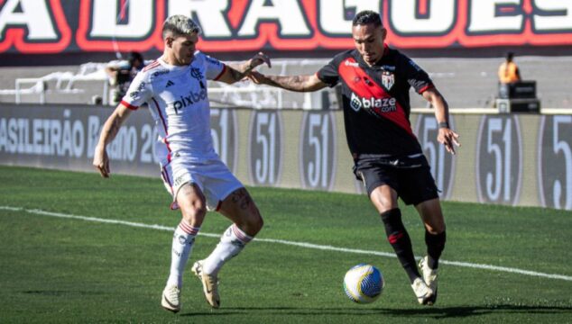 Com dois jogadores expulsos, arbitragem polêmica e campo ruim, Atlético-GO perde do Flamengo por 2 a 1 na estreia do Brasileirão com gol no fim