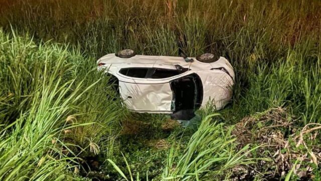 Colisão seguida de capotamento deixa duas pessoas feridas na GO-139 em Caldas Novas