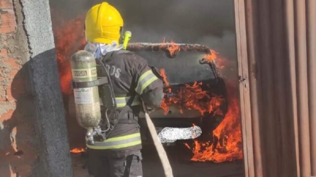 Bombeiros combatem incêndio em residência em Caldas Novas