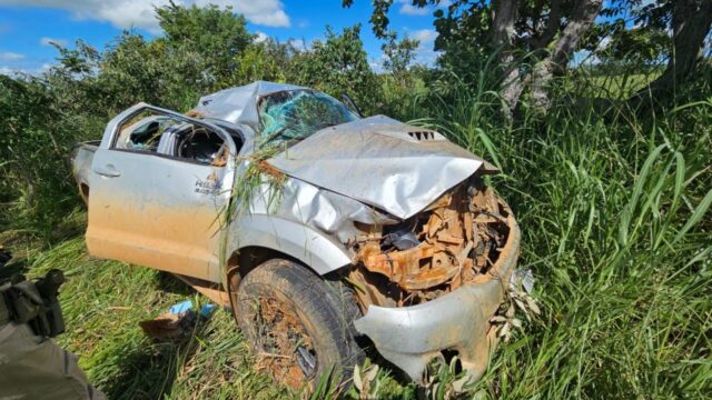 Família fica ferida após camionete capotar na BR-050, em Catalão