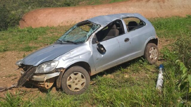 Duas pessoas ficam feridas após carro capotar na MG-188 em Coromandel