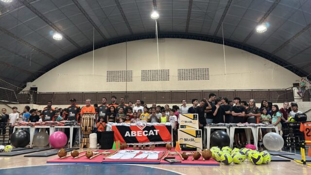 Emoção e gratidão: alunos do projeto "Esporte para Todos" recebem uniformes em Ouvidor
