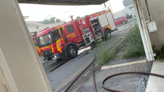 Corpo de Bombeiros combate incêndio em residência no Residencial Villagi, em Catalão