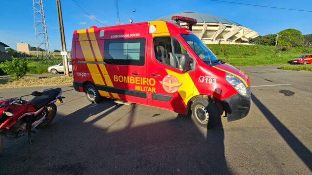 Acidente em Catalão deixa homem ferido após colisão entre picape e moto