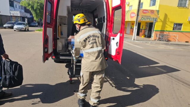 Mulher fica ferida após acidente envolvendo moto e veículo de passeio em Catalão