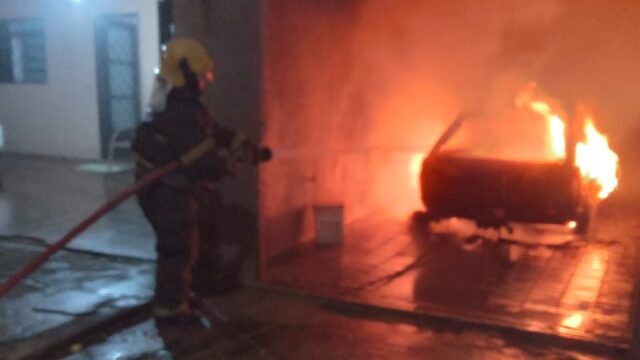 Corpo de Bombeiros é acionado para incêndio em veículo no bairro Independência, em Araguari