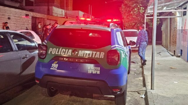 Homem ferido por facada após desentendimento em bar em Catalão; PM busca agressor