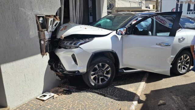 Mulher perde controle de carro e colide contra parede de comércio em Catalão