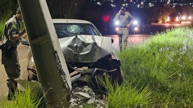 Homem fica ferido após colidir carro contra poste de iluminação no bairro São Lucas, em Catalão