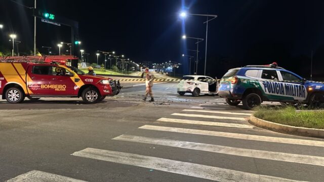 Policial Militar e duas mulheres ficam feridos após colisão entre carro e viatura da polícia, em Catalão