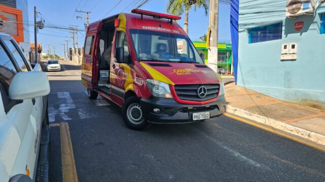 Mulher fica ferida em acidente entre moto e camionete em Catalão