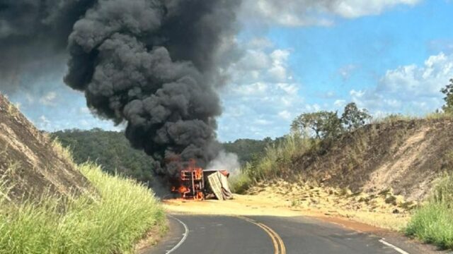 Carreta carregada de soja pega fogo após tombar na GO-506, em Catalão