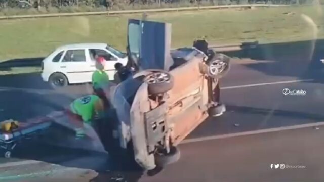 Acidente na BR-050: Colisão e capotamento deixam feridos em Araguari (MG)