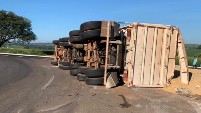Carreta carregada com soja tomba na GO-330 e deixa dois feridos leves próximo a Ipameri, Goiás