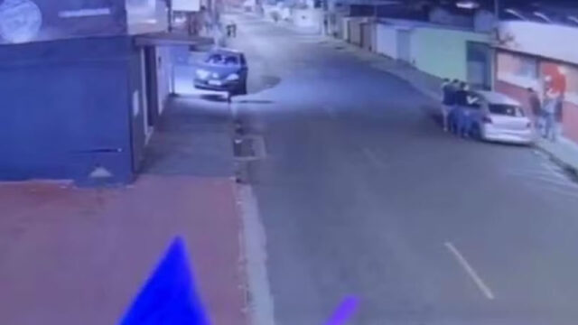 VÍDEO: Família é feita refém depois de dupla roubar pastelaria e não conseguir fugir com moto em MG