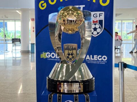 Federação Goiana de Futebol apresenta cobiçado Troféu do Goianão 2024