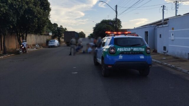 Mulher de 60 anos é atropelada por carro enquanto caminhava em via pública, em Ouvidor