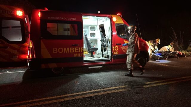Motorista fica ferido após carro capotar na GO-305, entre Cumari e Goiandira