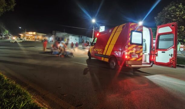 Condutor e passageira de motocicleta ficam feridos após atropelamento de cachorro em avenida na Vila Margon, em Catalão