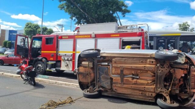 Carro tomba e deixa três feridos em acidente de trânsito em Uberlândia