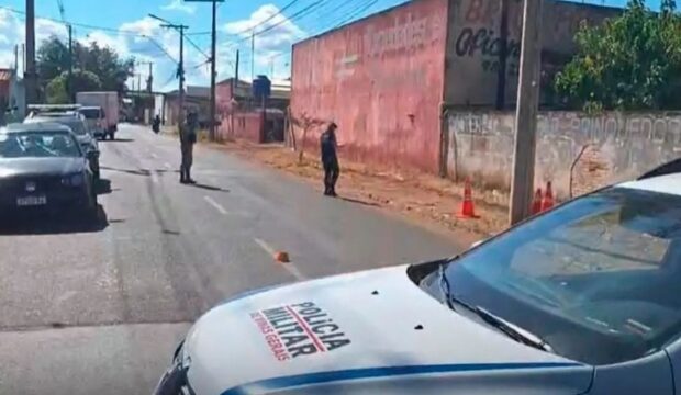 Após mostrar partes íntimas para alunos de uma escola, homem tenta desarmar policial e é atingido por tiro , em Araguari