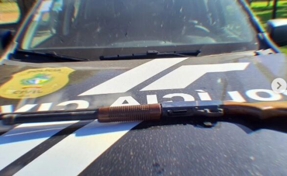 Polícia Civil de Catalão cumpre mandando de prisão contra homem de 52 anos e apreende uma espingarda com registro vencido, na zona rural de Santo Antônio do Rio Verde