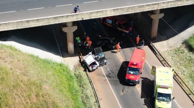 Uberlândia: Colisão entre cinco veículos deixa vítima fatal no cruzamento da Avenida João Naves de Ávila com a BR-050