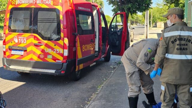 VÍDEO: Homem fica gravemente ferido após ser atropelado por moto, em Catalão