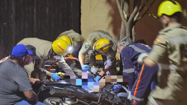 Motociclista sofre ferimentos graves após perder controle e colidir com árvore em Catalão