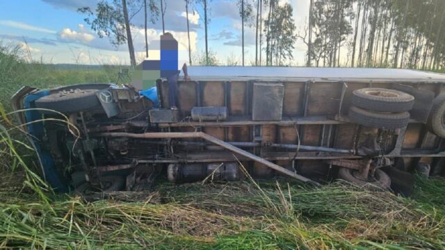 Caminhão sai da pista e tomba na GO-330 em Catalão; motorista sai ileso