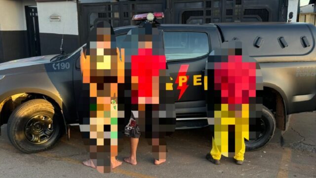 CPE age rápido e prende três indivíduos suspeitos de roubo após agredirem vítima com pedaço de madeira e efetuarem disparo em Pires do RiO