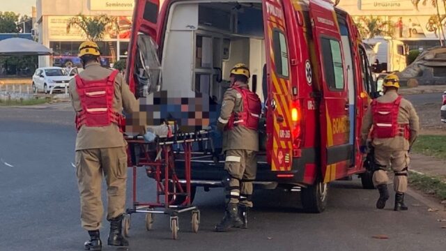 Motociclista fica ferida após colisão entre carro e moto na GO-139, em Caldas Novas