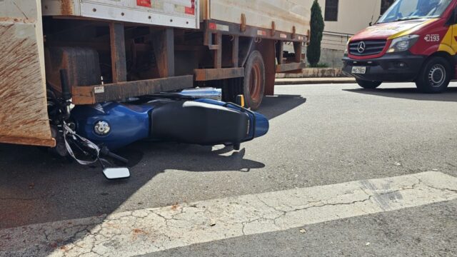 Moto fica presa embaixo de caminhão após acidente em Catalão; Vítima foi socorrida com suspeita de fratura